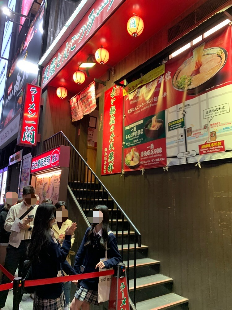 주문지 작성하는 계단 아래 공간