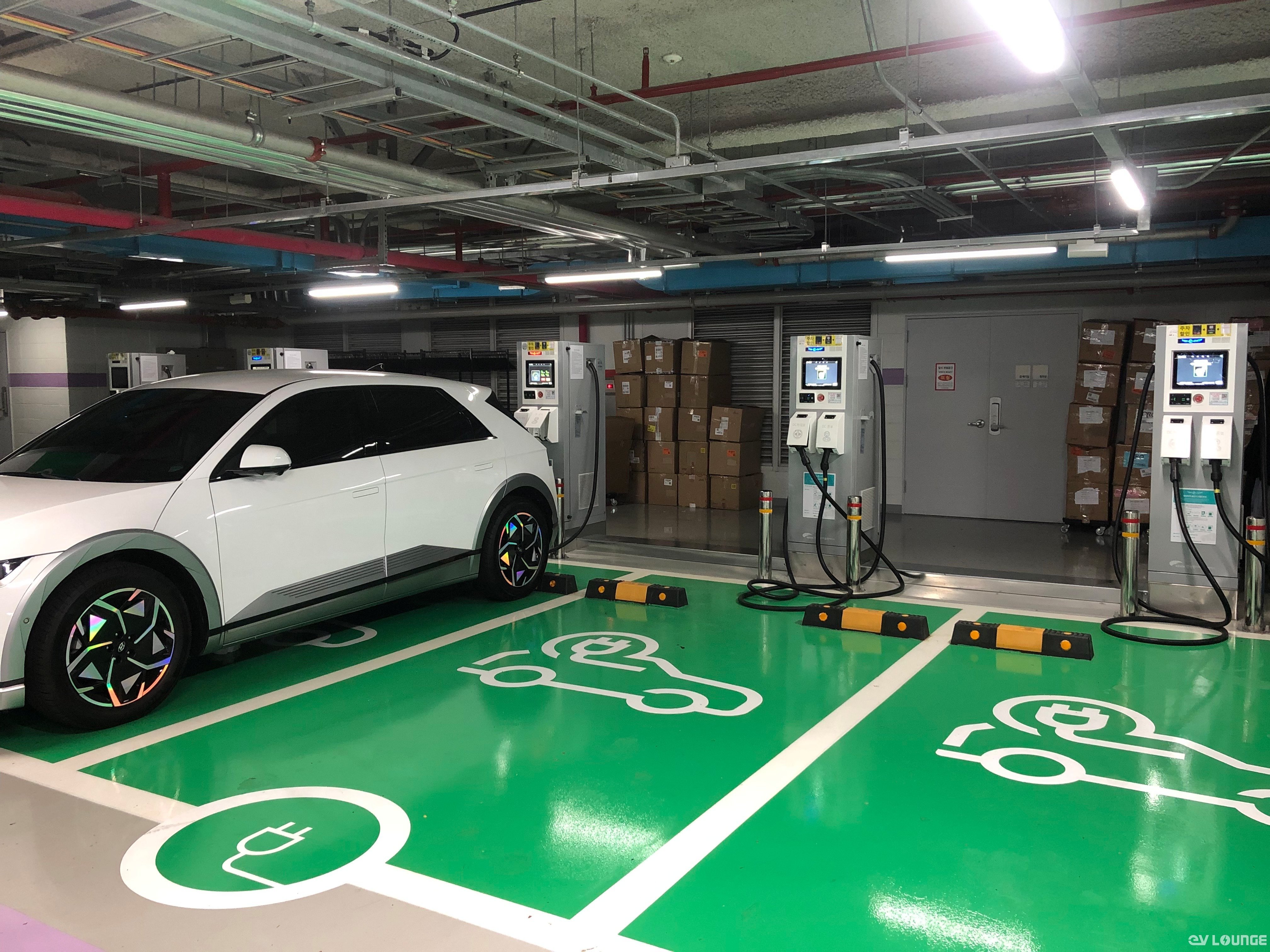 아파트 전기차 충전구역에 일반 차량이 주차된 모습