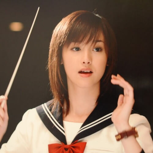 1리터의 눈물 여자주인공이 지휘봉을 들고있는 장면