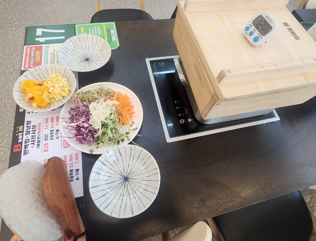 월남쌈준비중인테이블