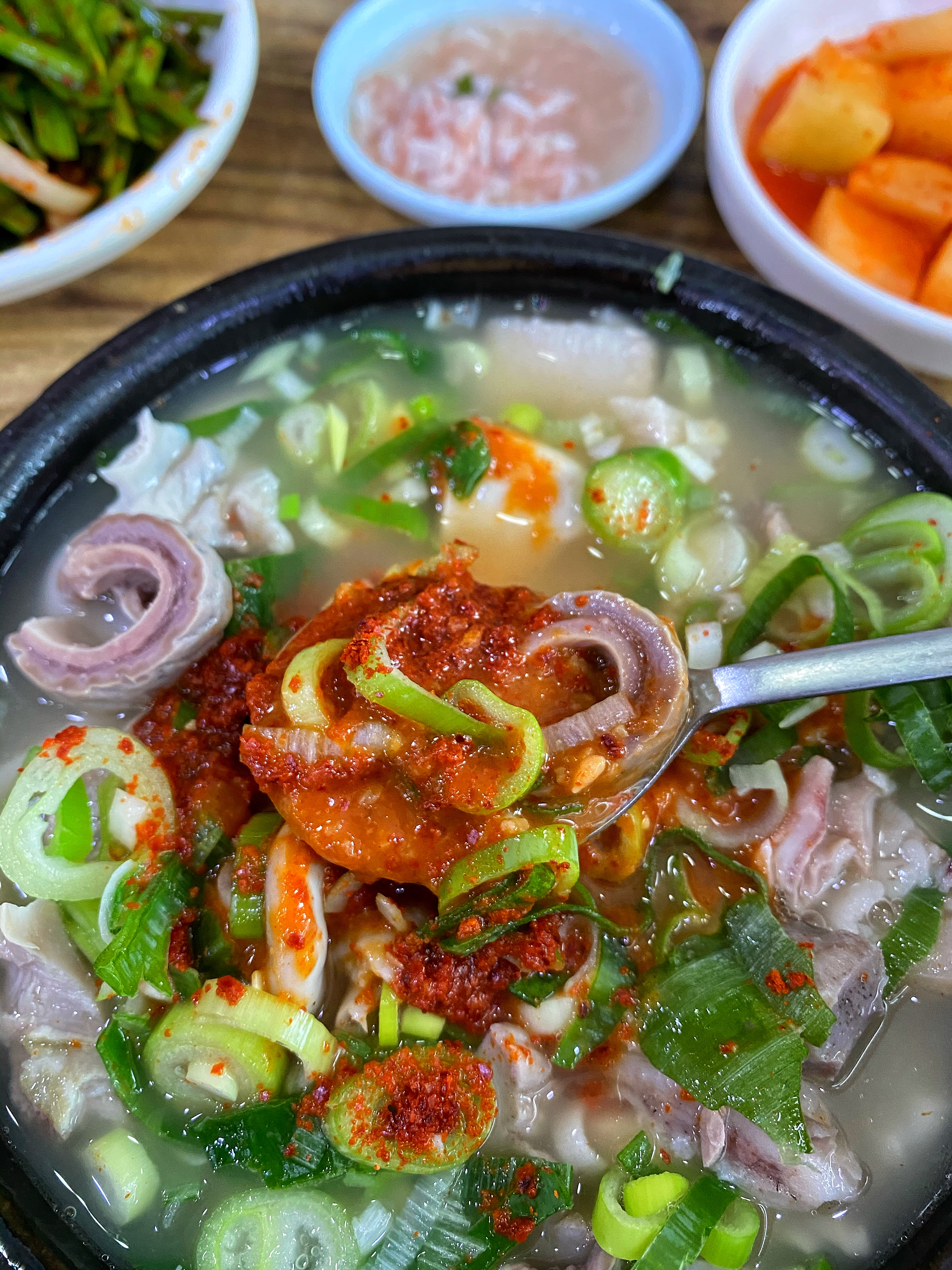 쌈장과 고춧가루 베이스의 양념장을 국물에 풀면 구수하면서 단맛이 더해진다.