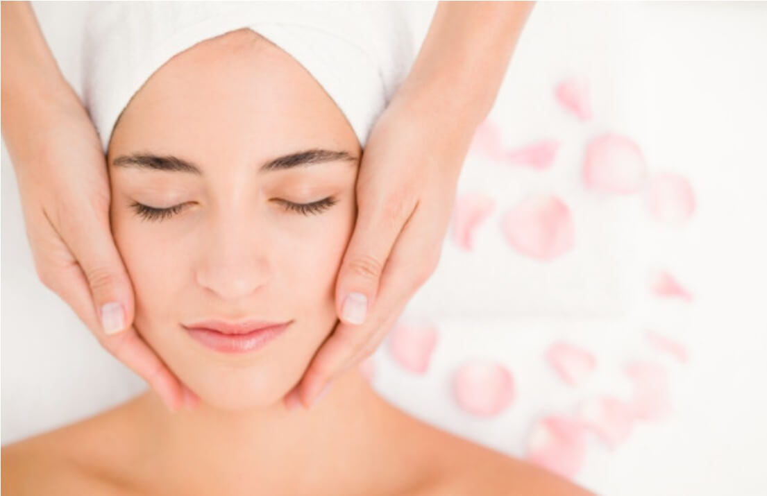 피부 관리 받는 모습