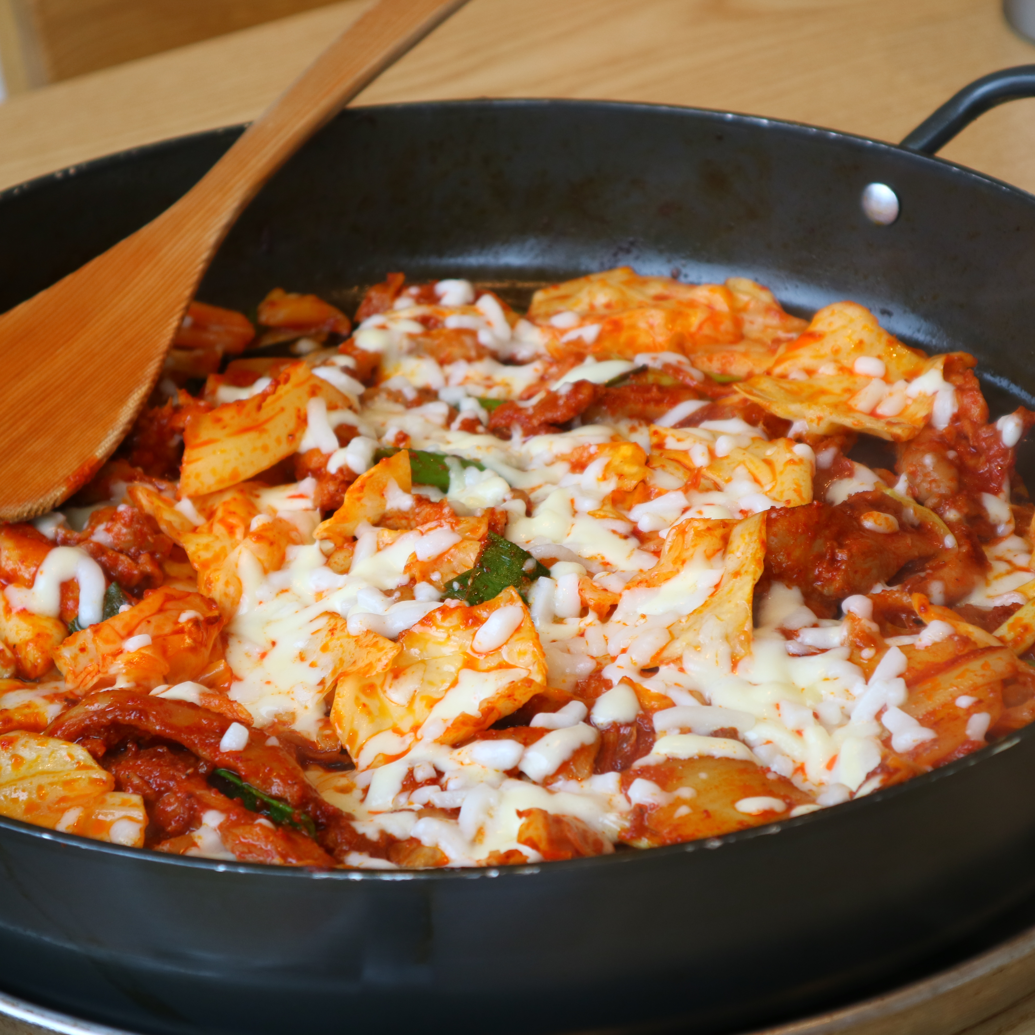 야채가 들어가 있는 치즈 닭갈비 보정 전