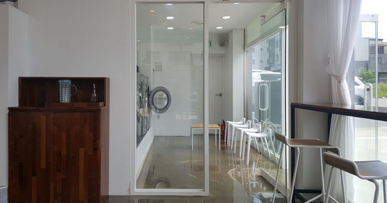 빨래방 카페 연결 통로