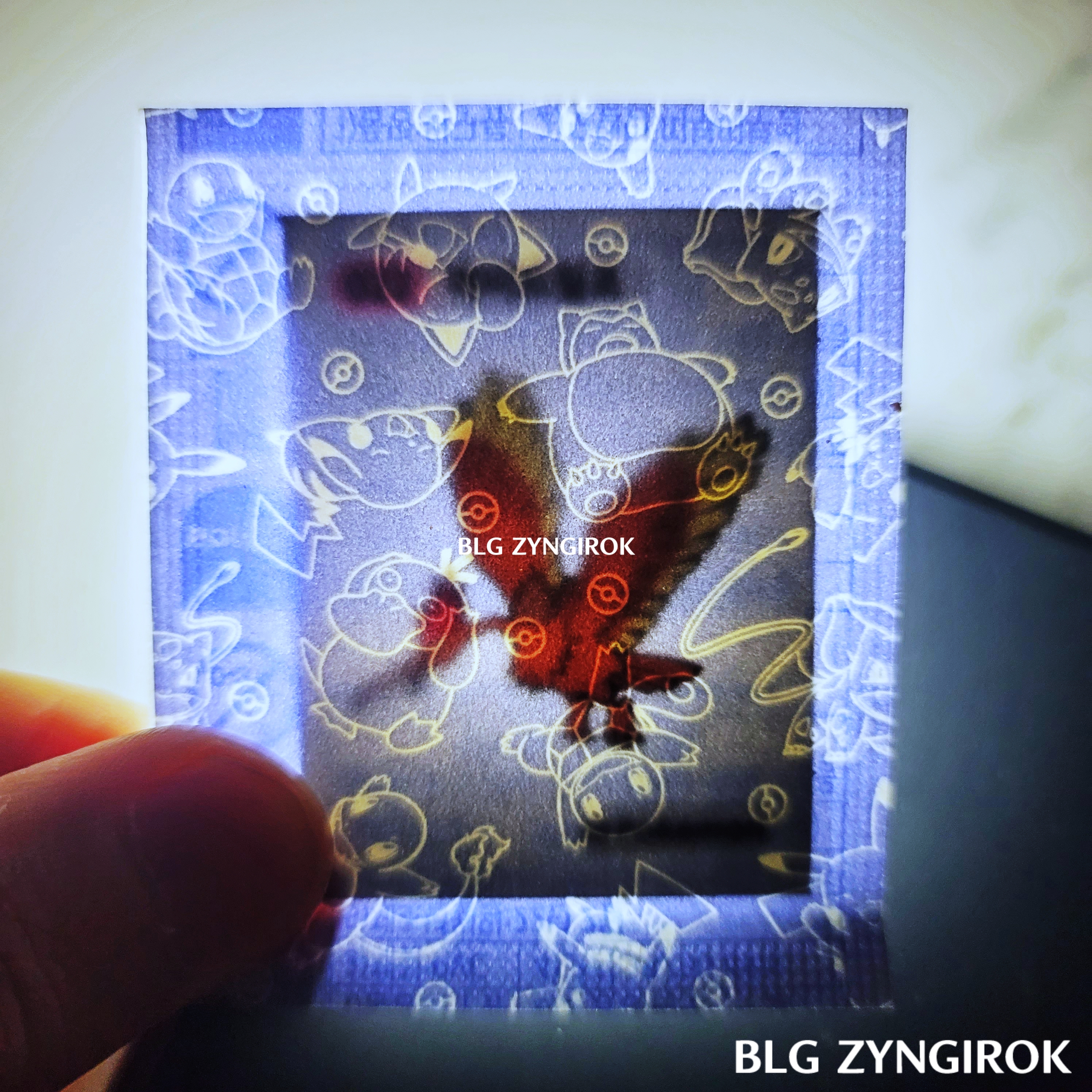 띠부띠부씰-깨비드릴조를-들고있다.