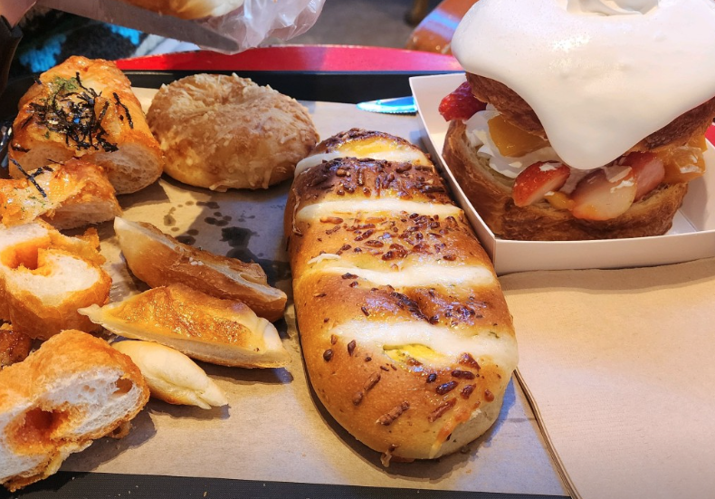 카페라떼와 베이커리 사진