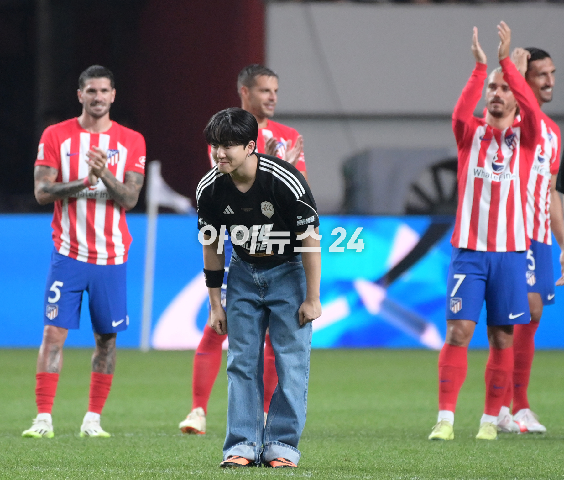 27일 서울 마포구 서울월드컵경기장에서 열린 쿠팡플레이 시리즈 1차전 팀 K리그와 아틀레티코 마드리드의 경기에서 그룹 스트레이키즈(Stray Kids) 창빈이 시축을 준비하고 있다. [사진=정소희 기자]