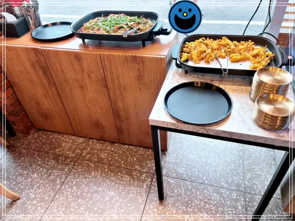 셀프바-반찬-튀김-잡채