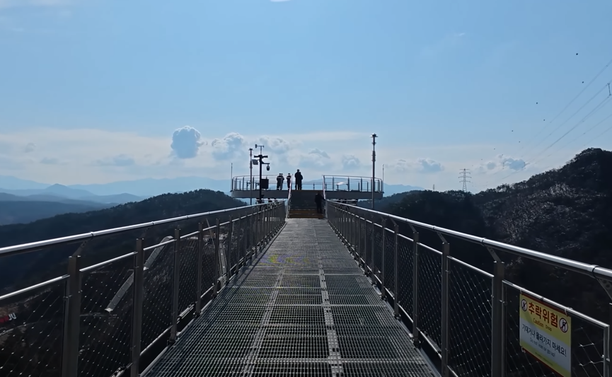 하늘과 정면으로 위치한 스카이타워를 마침내 마주하게된 순간입니다.