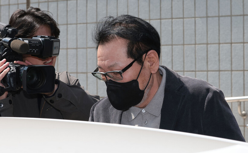 무속인 ‘건진법사’ 전성배씨가 7일 서울 양천구 남부지방법원에서 열린 불법 정치자금 수수 의혹 관련 재판을 마친 뒤 법원 청사를 나와 차량에 탑승하고 있다. 연합뉴스