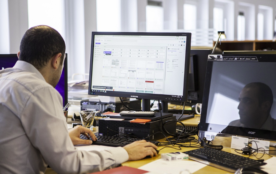 중소기업에서 일을 하고 있는 남성