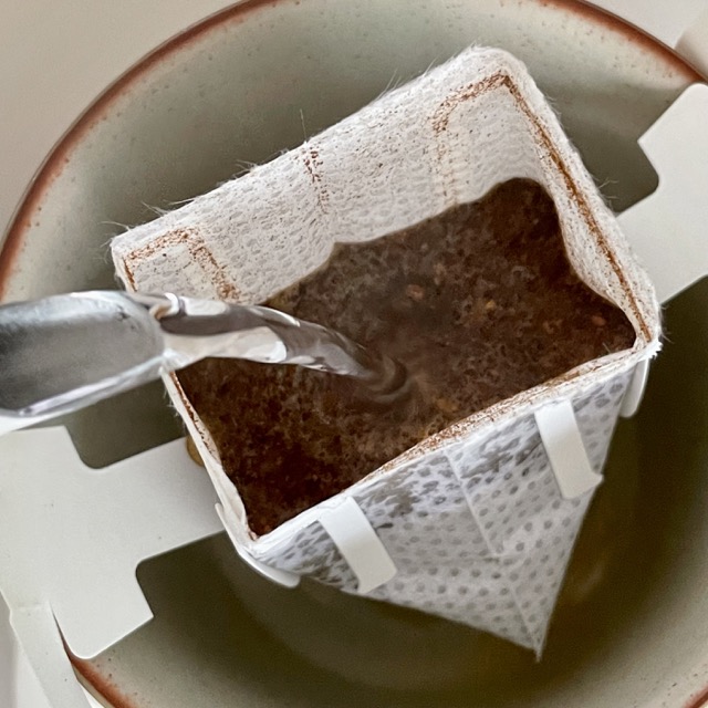 뜨거운-물을-살짝-식힌다음에-드립을-해야지만-커피가-너무-쓰지않고-부드러운-맛을-냅니다