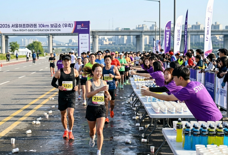 2026 서울하프마라톤 10km 보급소 예시: 가장 혼잡한 구간 수분 섭취 상황 및 실전 팁