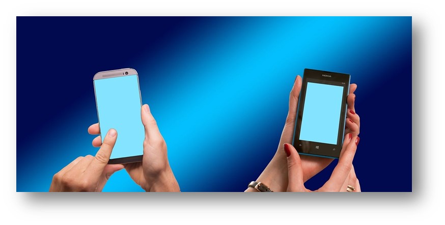 안 쓰는 중고폰을 다시 꺼내서 활용하는 모습