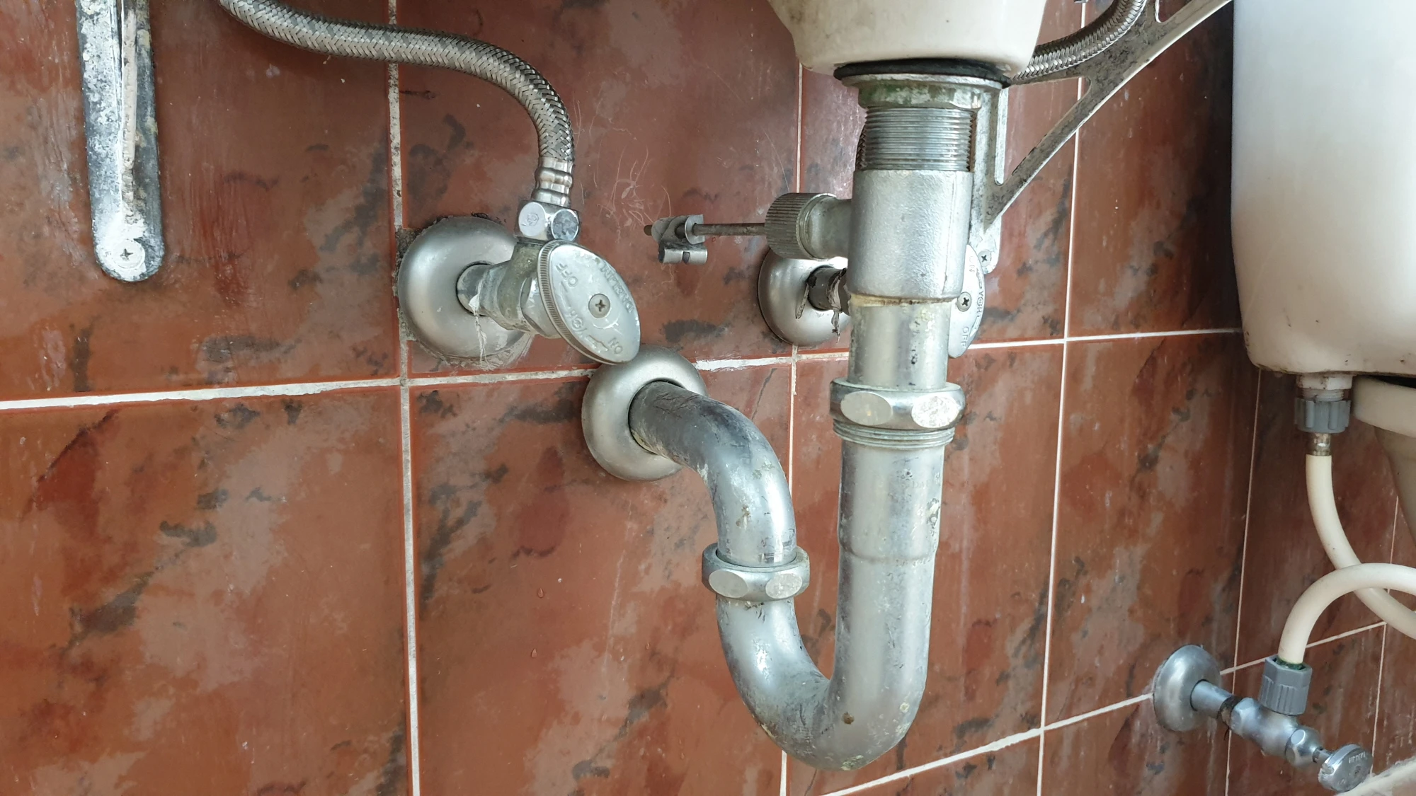 배수관 트랩 끼운 모습