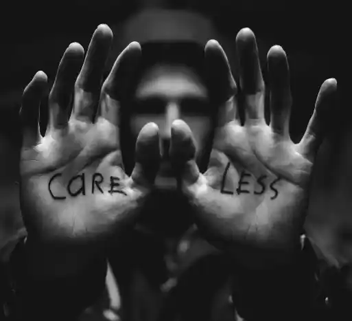 한 남성이 양 손을 카메라 렌즈 앞에 펼쳐 보이는데, 왼쪽에는 CARE, 그리고 오른쪽에는 LESS가 적혀 있다. 합쳐서 CARELESS 가 된다.