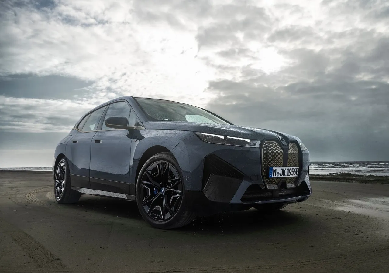 BMW IX M60 차량 이미지