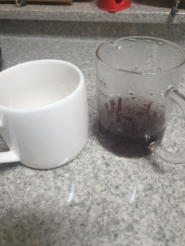 스타벅스 빈 머그 잔과 추출한 커피가 담긴 비이커