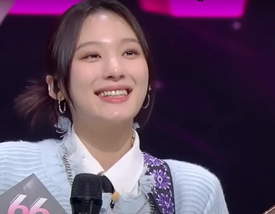 싱어게인3-
하늘색 쟈켓을 입고 앞을보며 환하게 웃는 66호