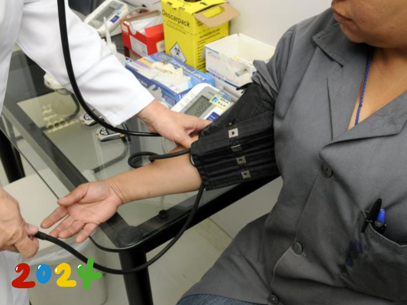 협압을 재고있는 환자이미지