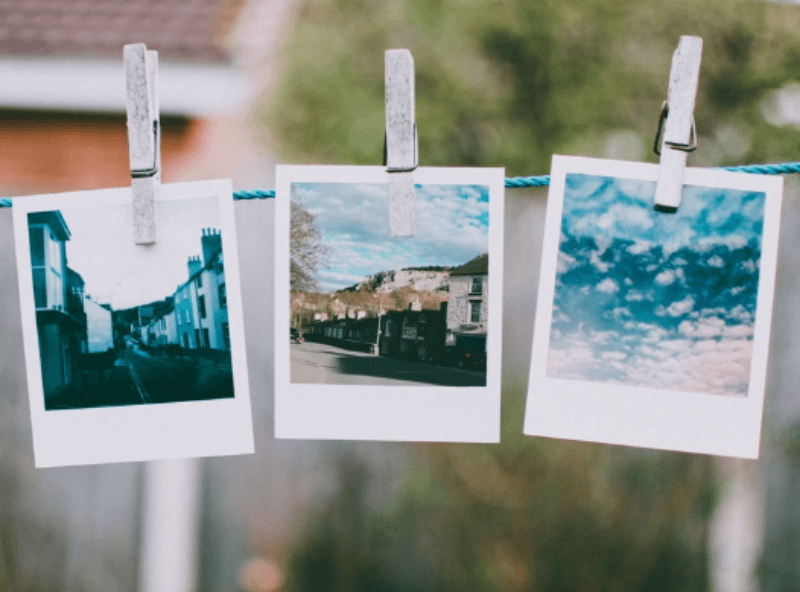 사진이 여러 장이 빨래줄에 꽂혀있는 사진