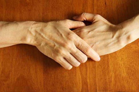 손등에 힘줄이 튀어나오는 이유