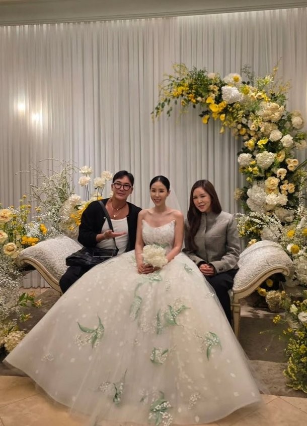 결혼식 하객들 핑크빛 웨딩드레스 화려한 플라워 장식
