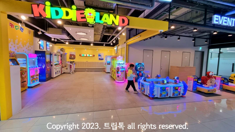 여러가지 게임기가 있는 키디랜드의 모습 