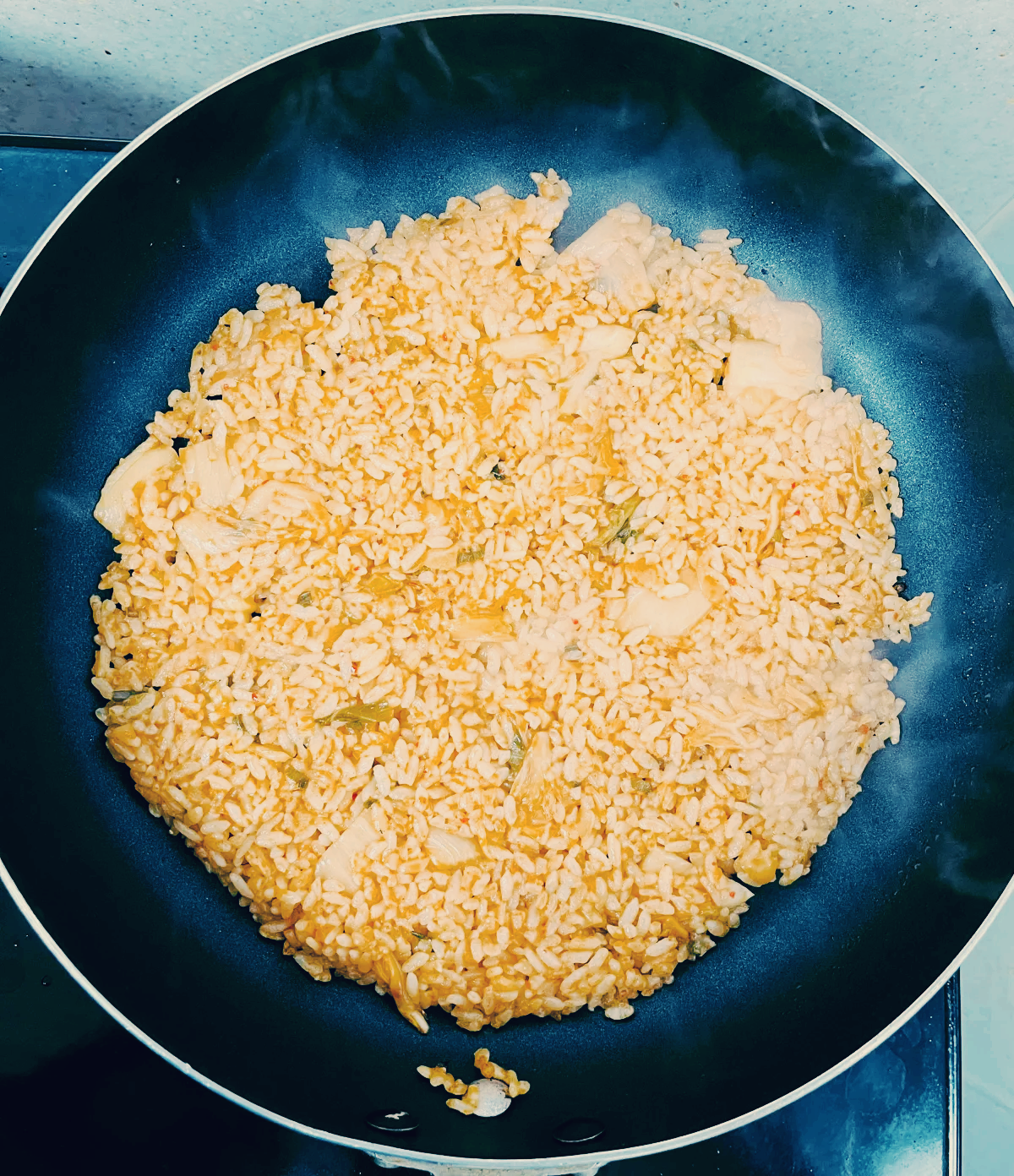 프라이팬에 볶아지고 있는 김치 볶음밥