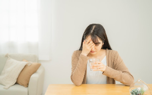 잠을 너무 많이 자서 머리가 아픈 원인