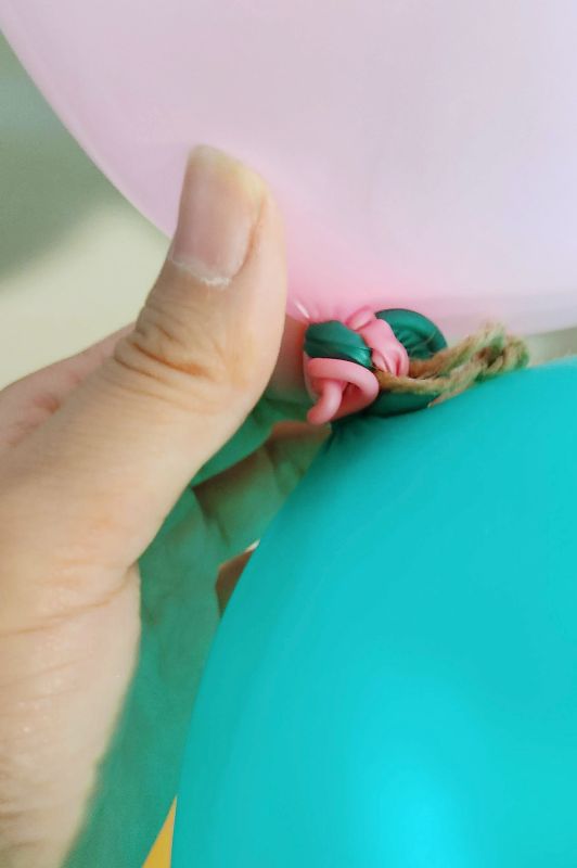 일반풍선을 끈에 묶어준 사진