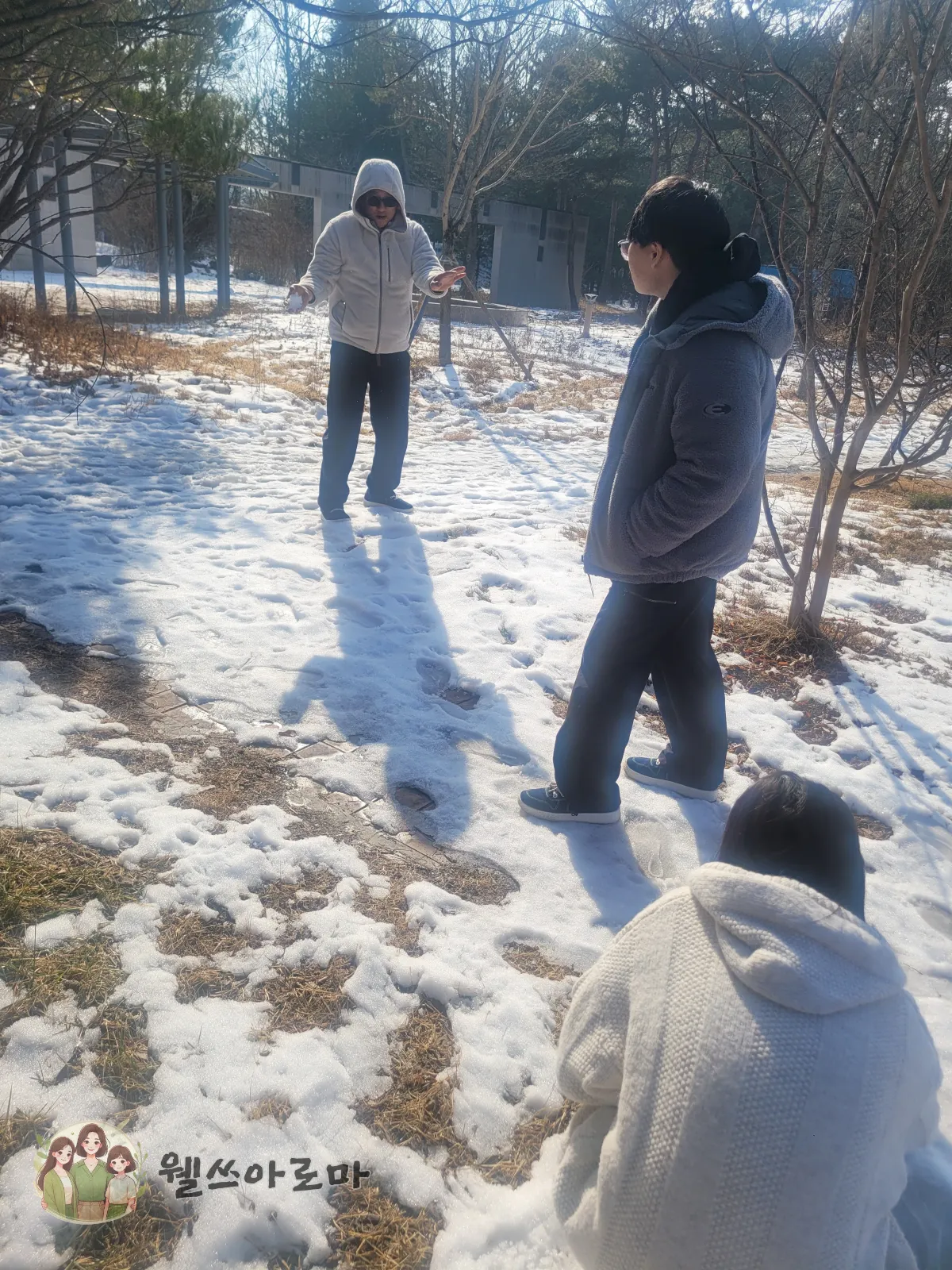 부산내려오는길-휴게소에서만난-쌓인눈