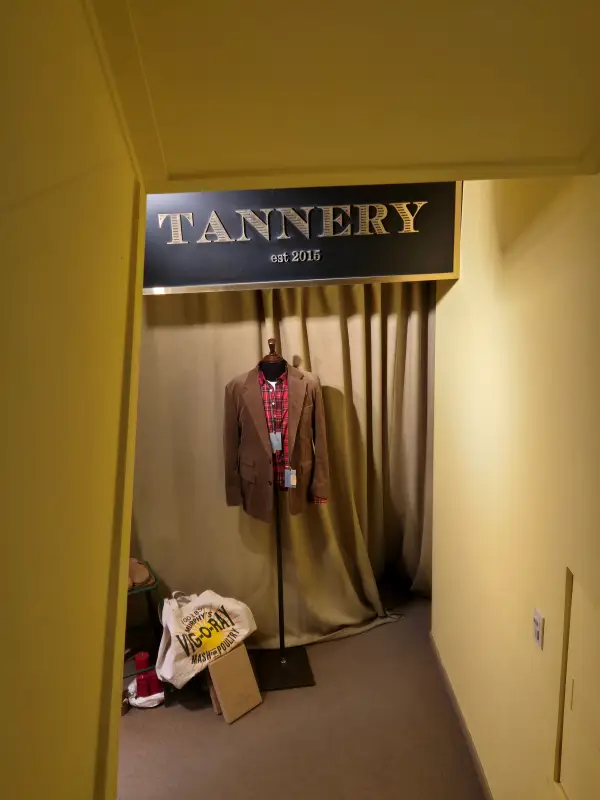 테너리 입구 지하 간판