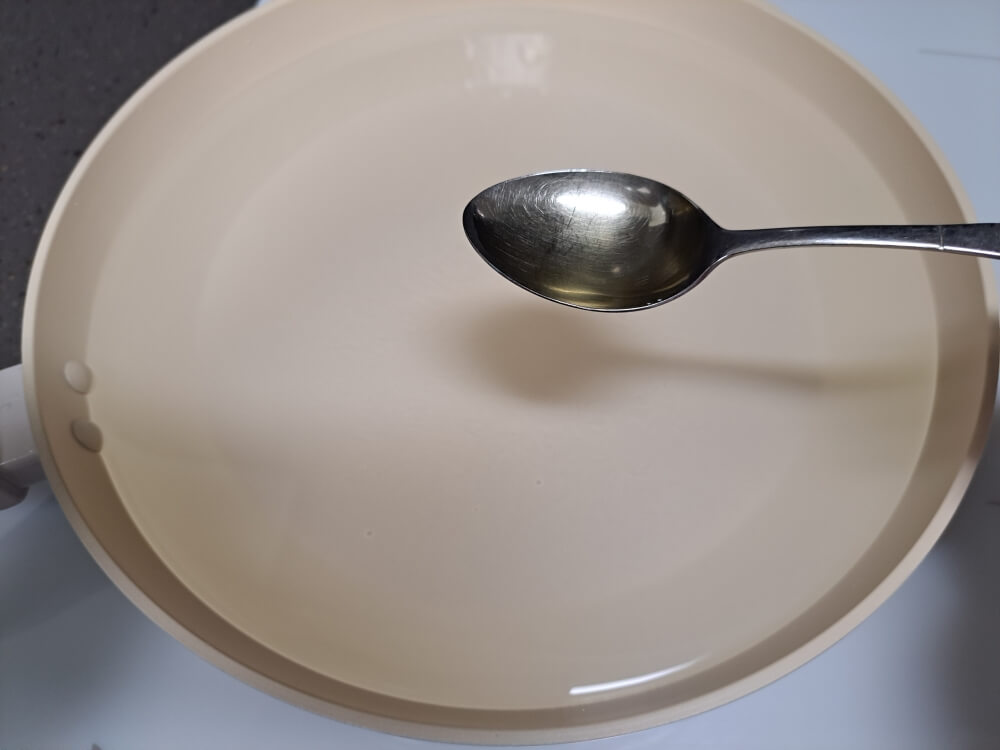 세척한 프라이팬에 물넣고 식초넣고 끓이기