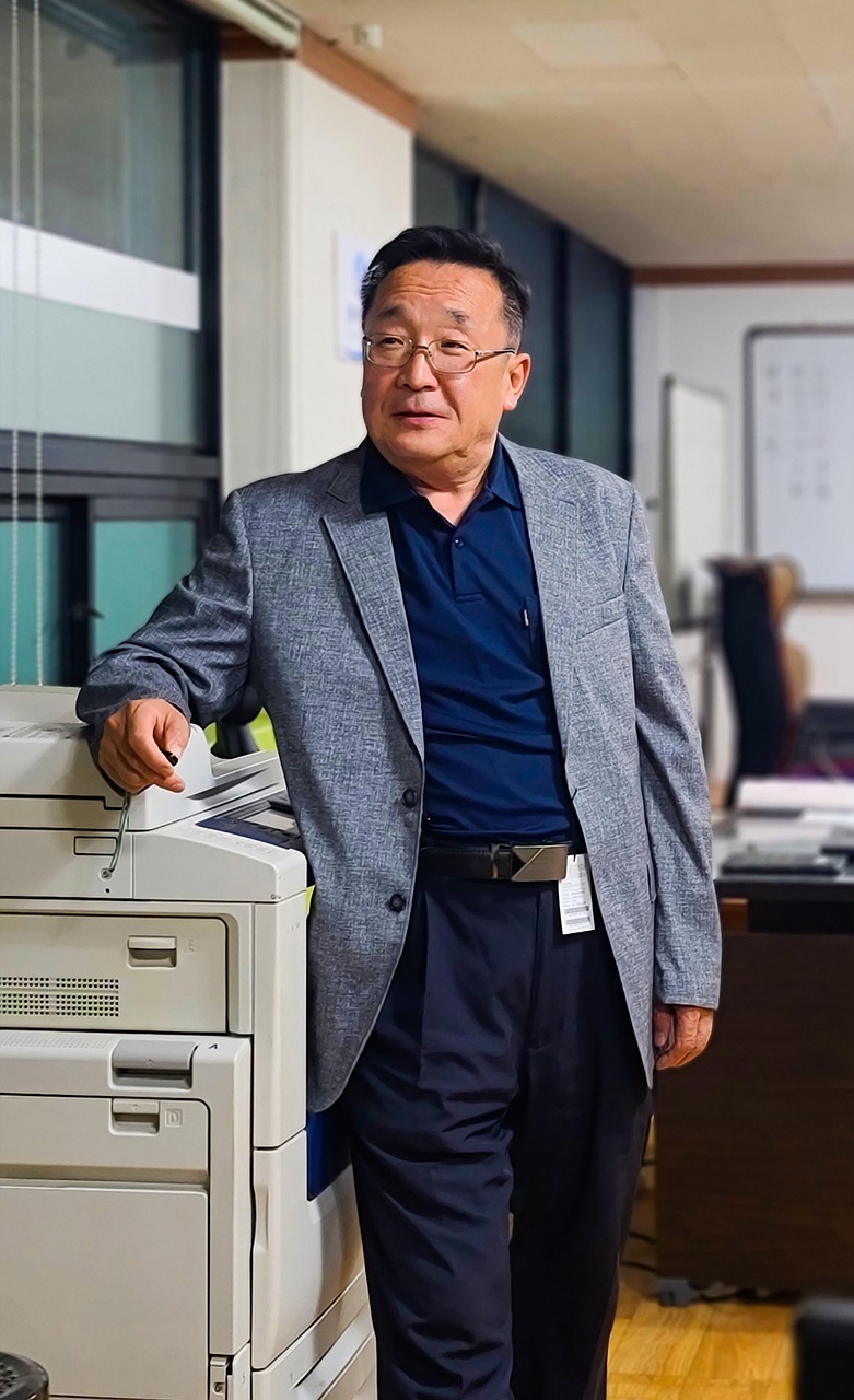 안경 쓴 중년의 모습 사진