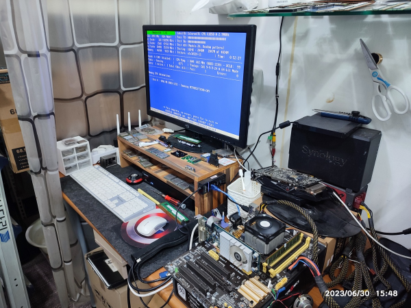 메모리 접속 불량 증상이 있는 메모리를 다른 메인보드에서 점검 중