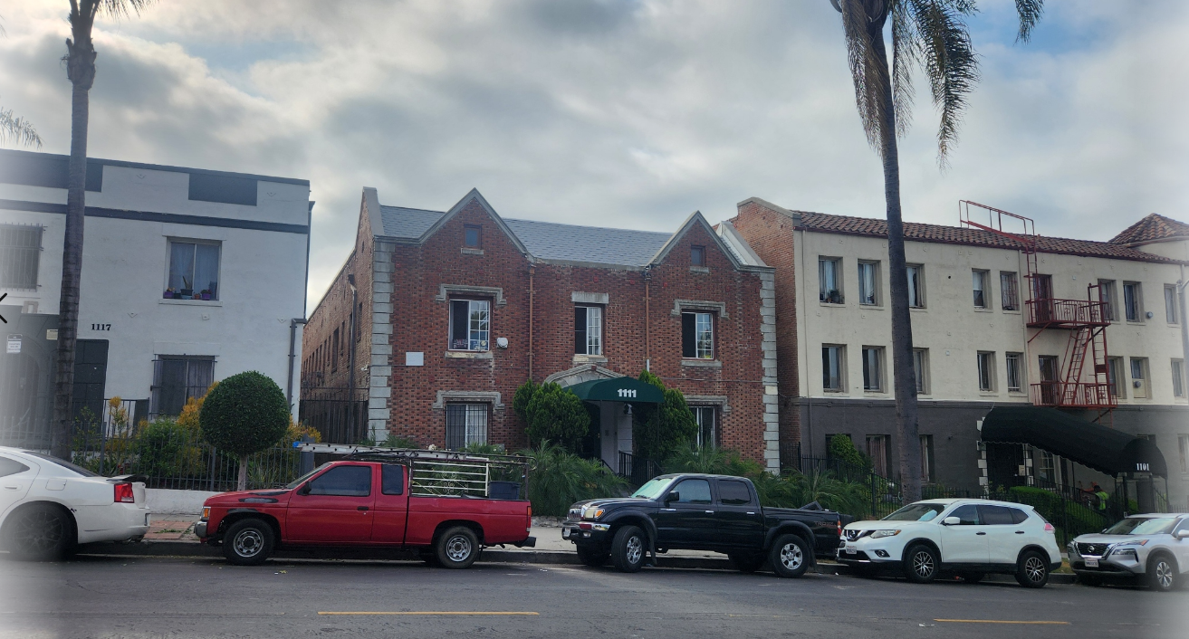 벽돌 외관과 삼각 지붕이 인상적인 전형적인 1920~30년대 한인타운 저층 아파트 이미지