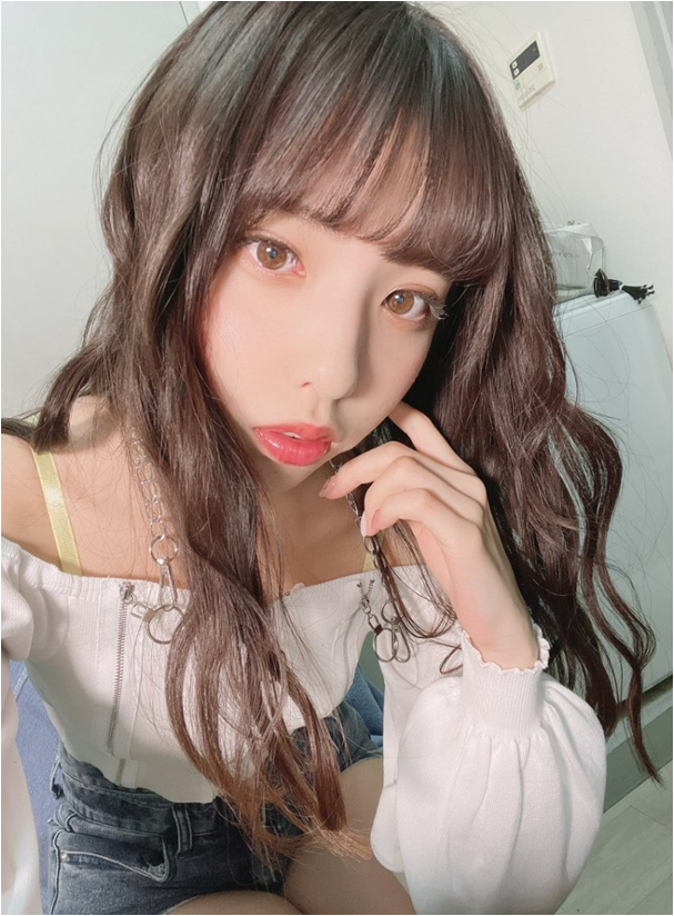 시라토 하나가 응시하는 사진