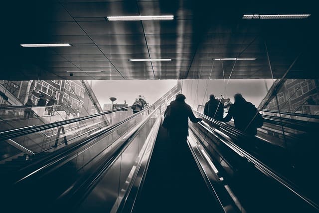 지하철 에스컬레이터