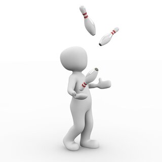 볼링핀을 아슬아슬하게 저글링하는 모습