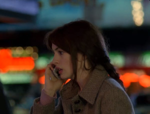 아버지와의 저녁식사시간을 미란다의 전화로 방해받는모습