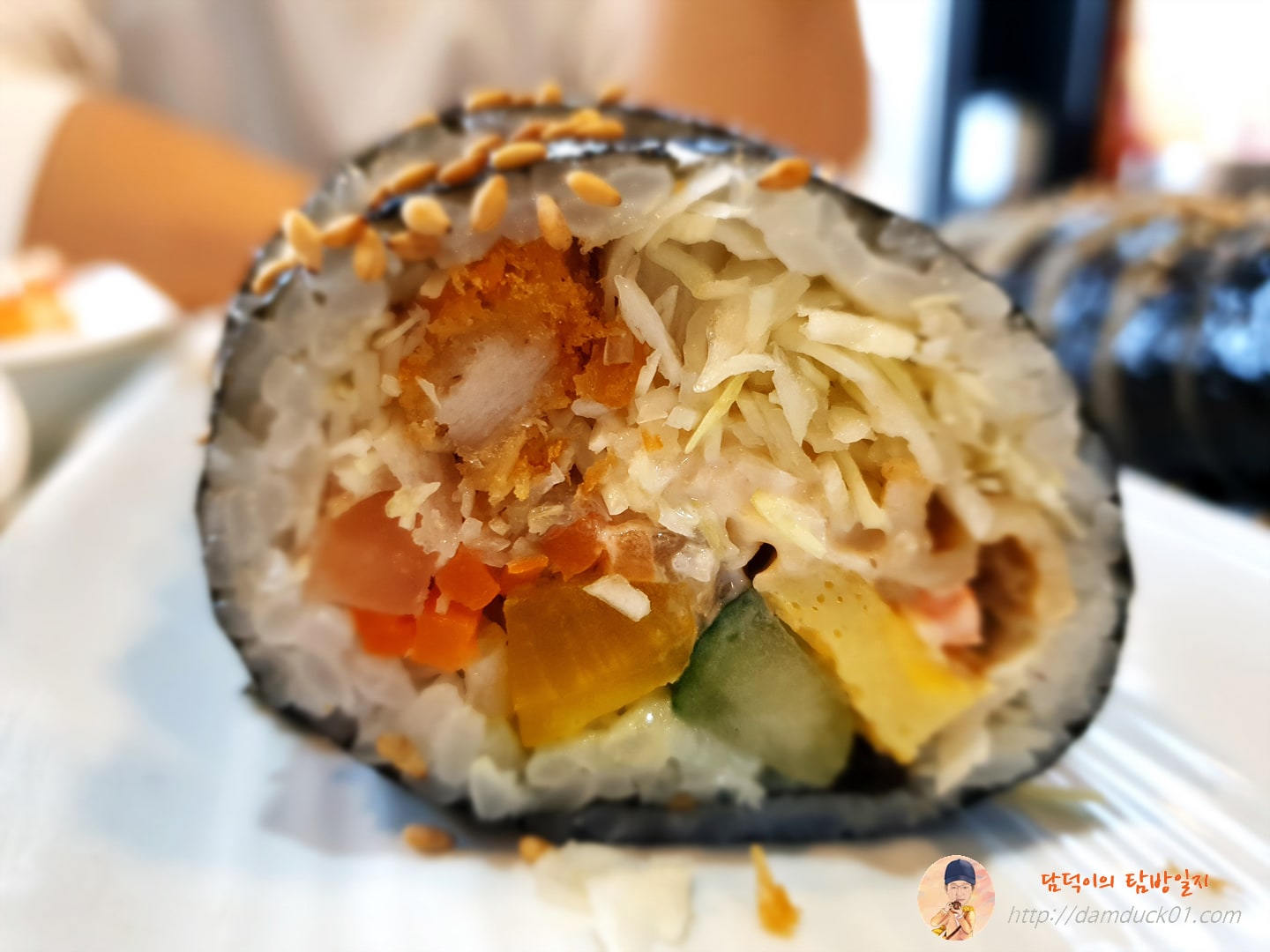 전체적으로 두툼하지만 돈가스는 작은 김밥