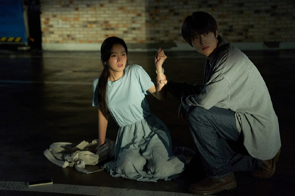 '6시간 후 너는 죽는다' 박주현과 재현이 연기 호흡을 맞추고 있다. [사진=㈜트리플픽쳐스]