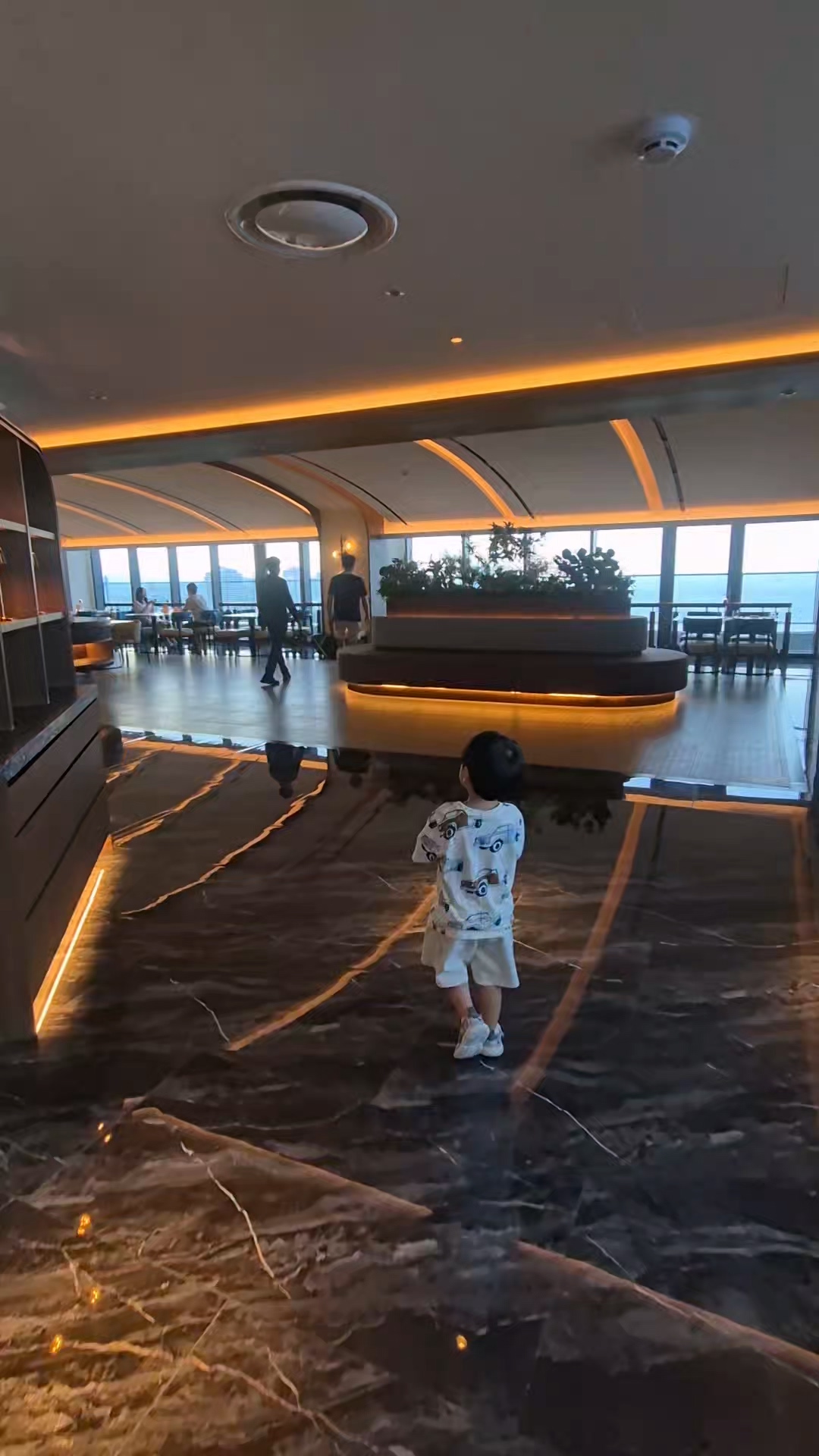 카시아 호텔 포고 레스토랑 실내를 걸어 가는 아이 사진-2