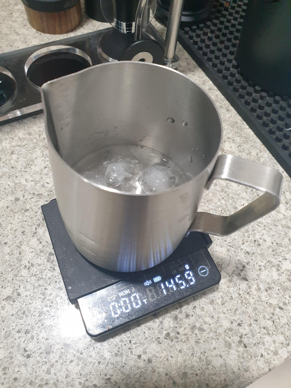 차가운 물 100g에 얼음 45g을 넣어 준비