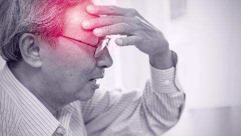 머리가 아픈 노인