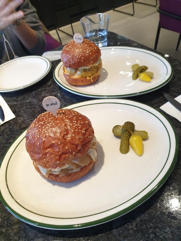 인소울버거와-소호버거는-큰접시에-피클과-할라피뇨와-함께-서빙된다