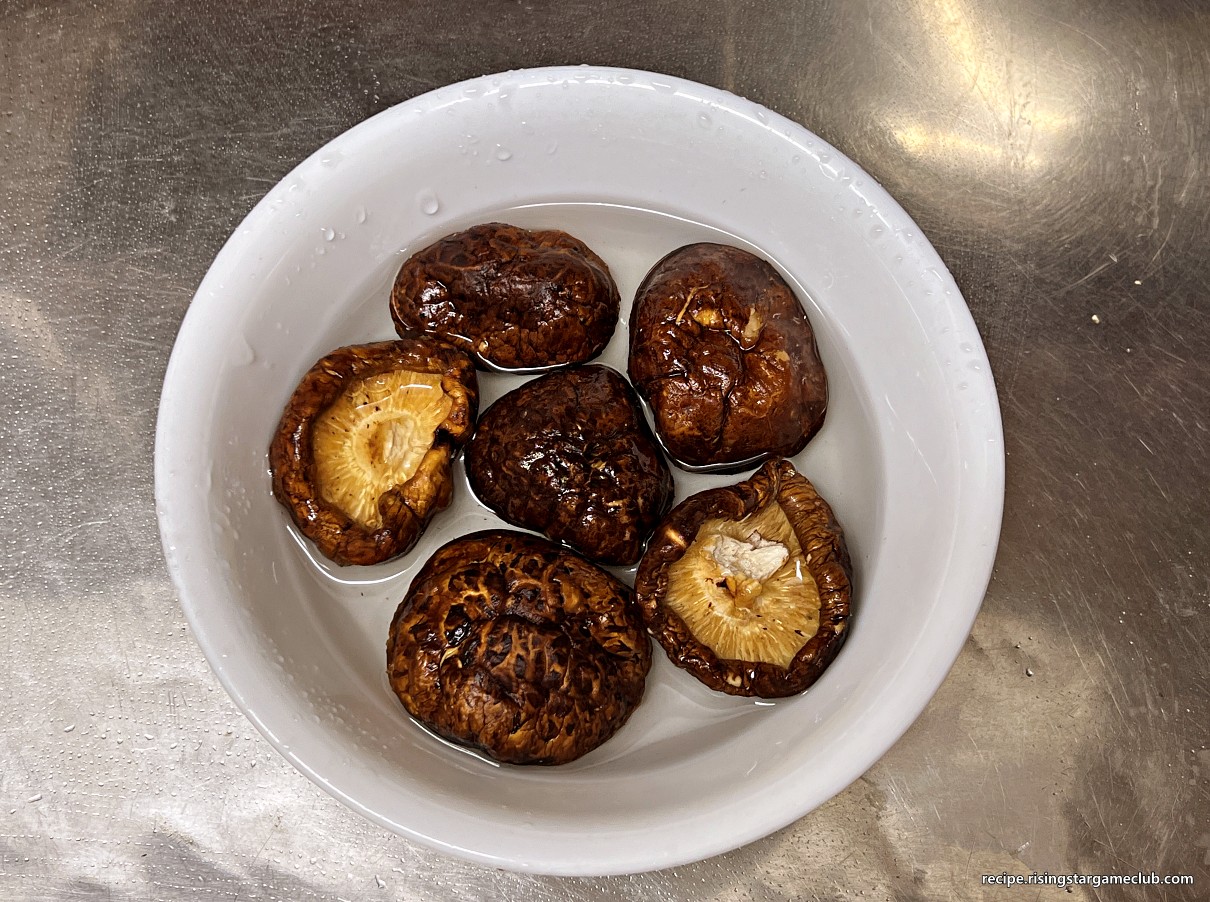 잡채에 들어갈 표고버섯을 물에 불리는 사진