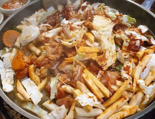 황리단길에서 5분, 경주 운수대통 닭갈비의 따뜻한 맛과 공간