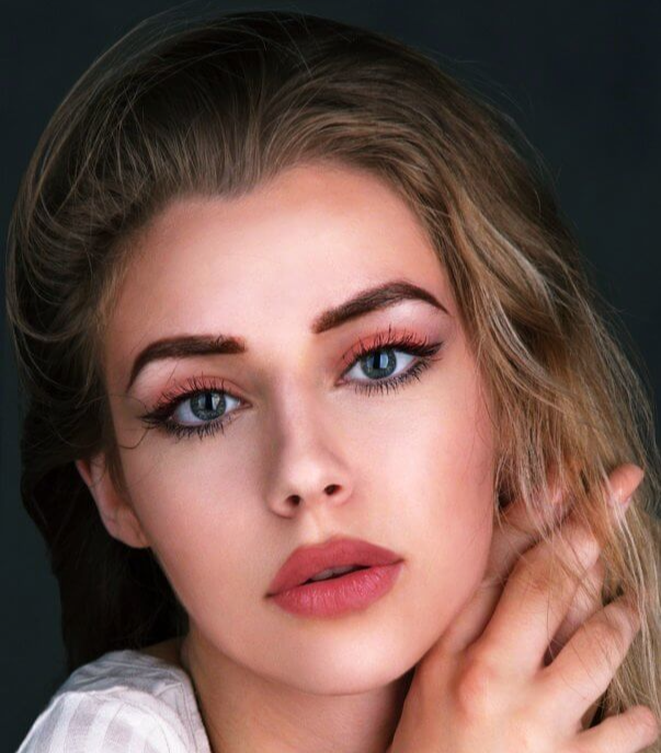 긴-금발머리-여인